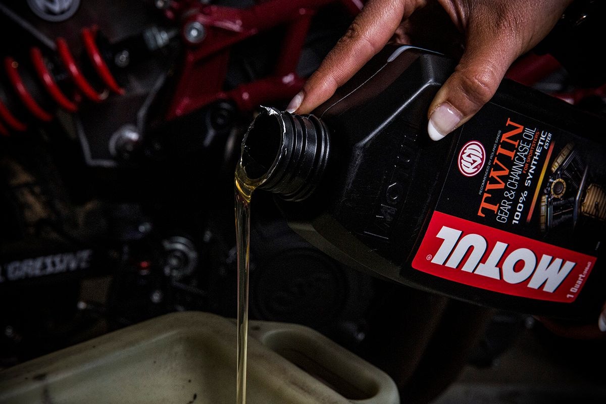 Twin Synthetic Gear & Chaincase Motorcycle Oil, 946-mL I6D1 - product image 3